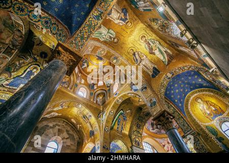 Interieur mit goldenen Mosaiken der Kirche Santa Maria dell`Ammiraglio (Admiralkirche), Palermo, Sizilien, Italien Stockfoto